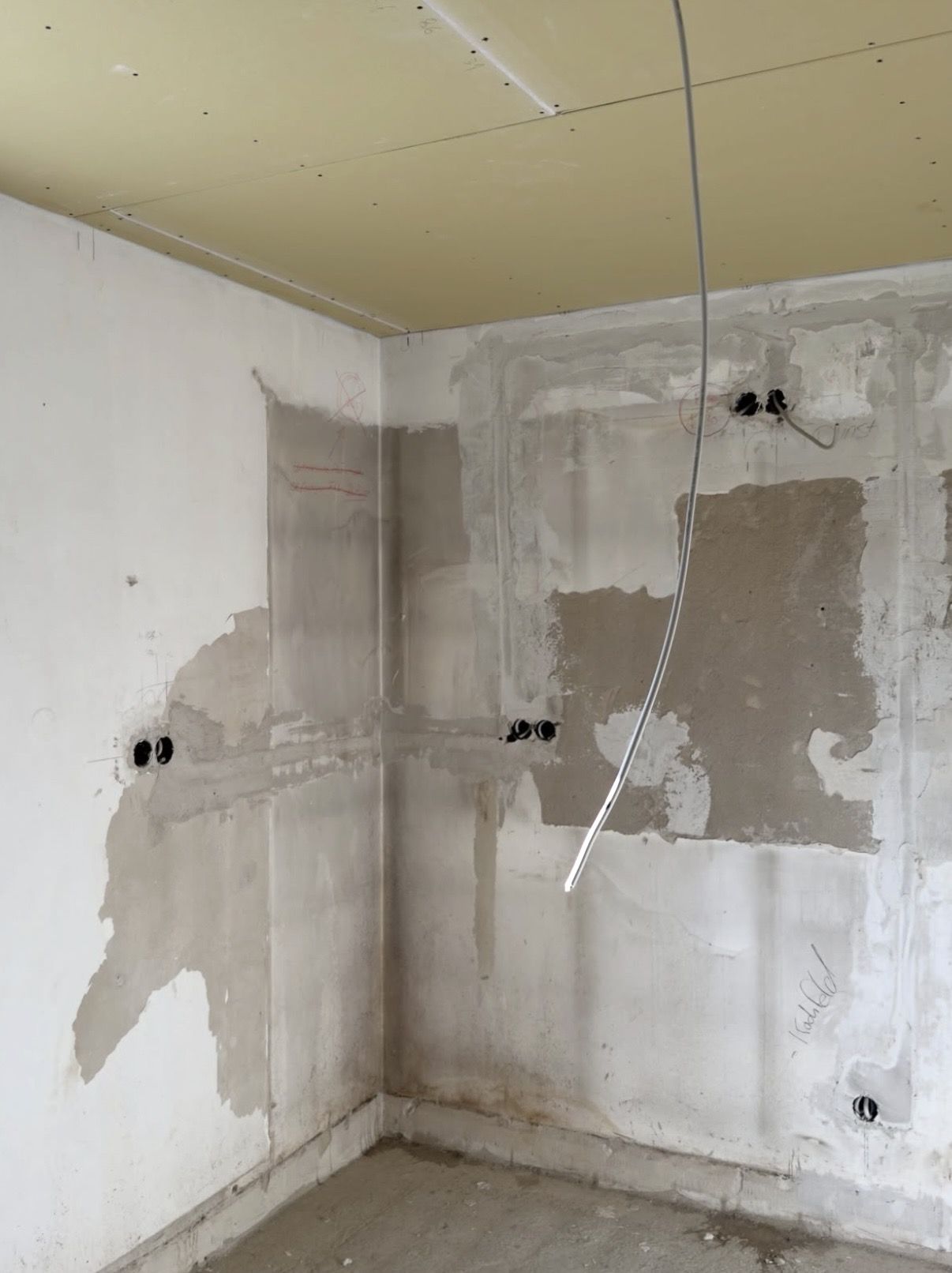 Unterputzleitungen in vorbereiteten Wandschlitzen