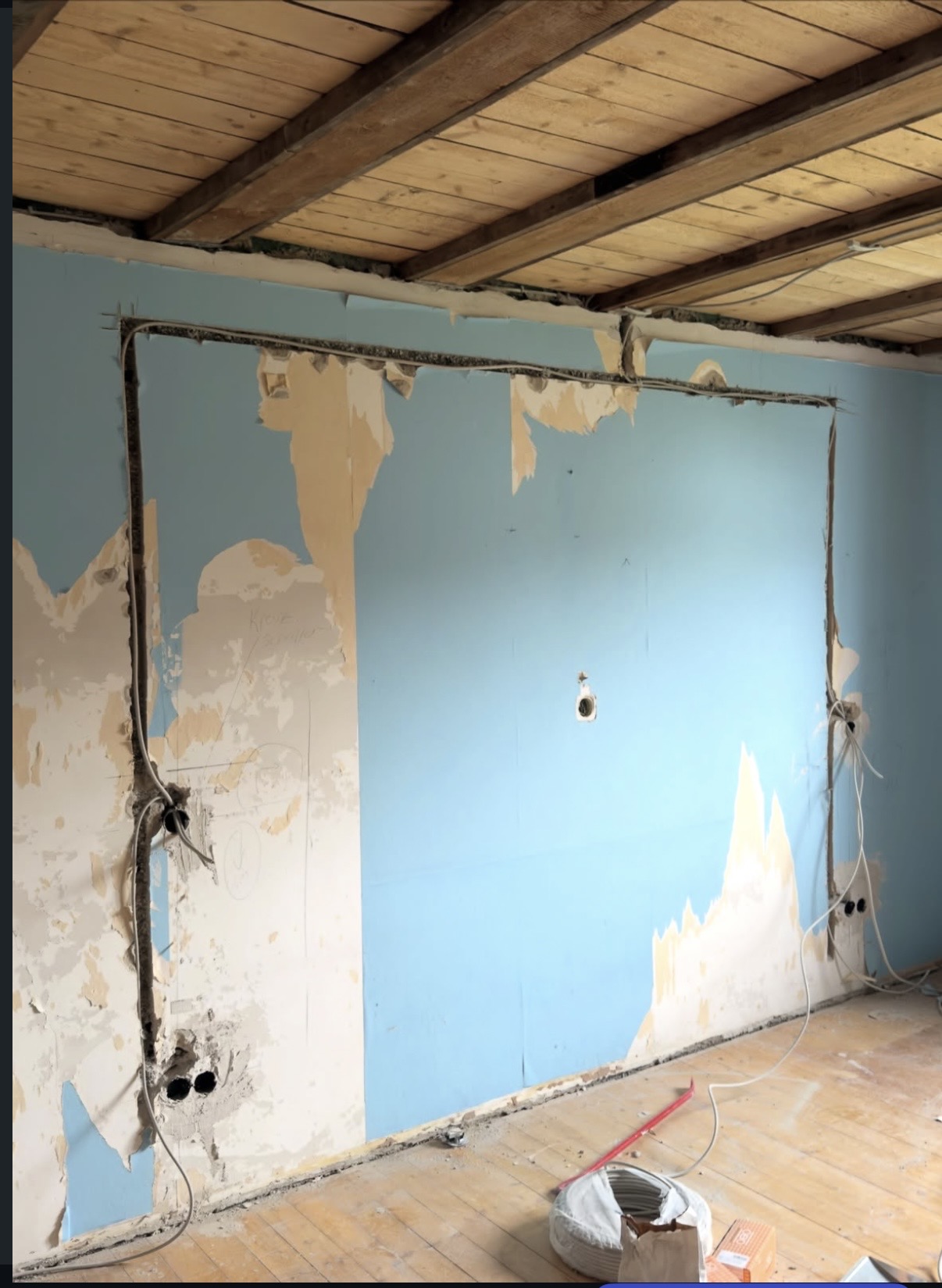 Altbausanierung mit freigelegten Leitungen und Holzdecke