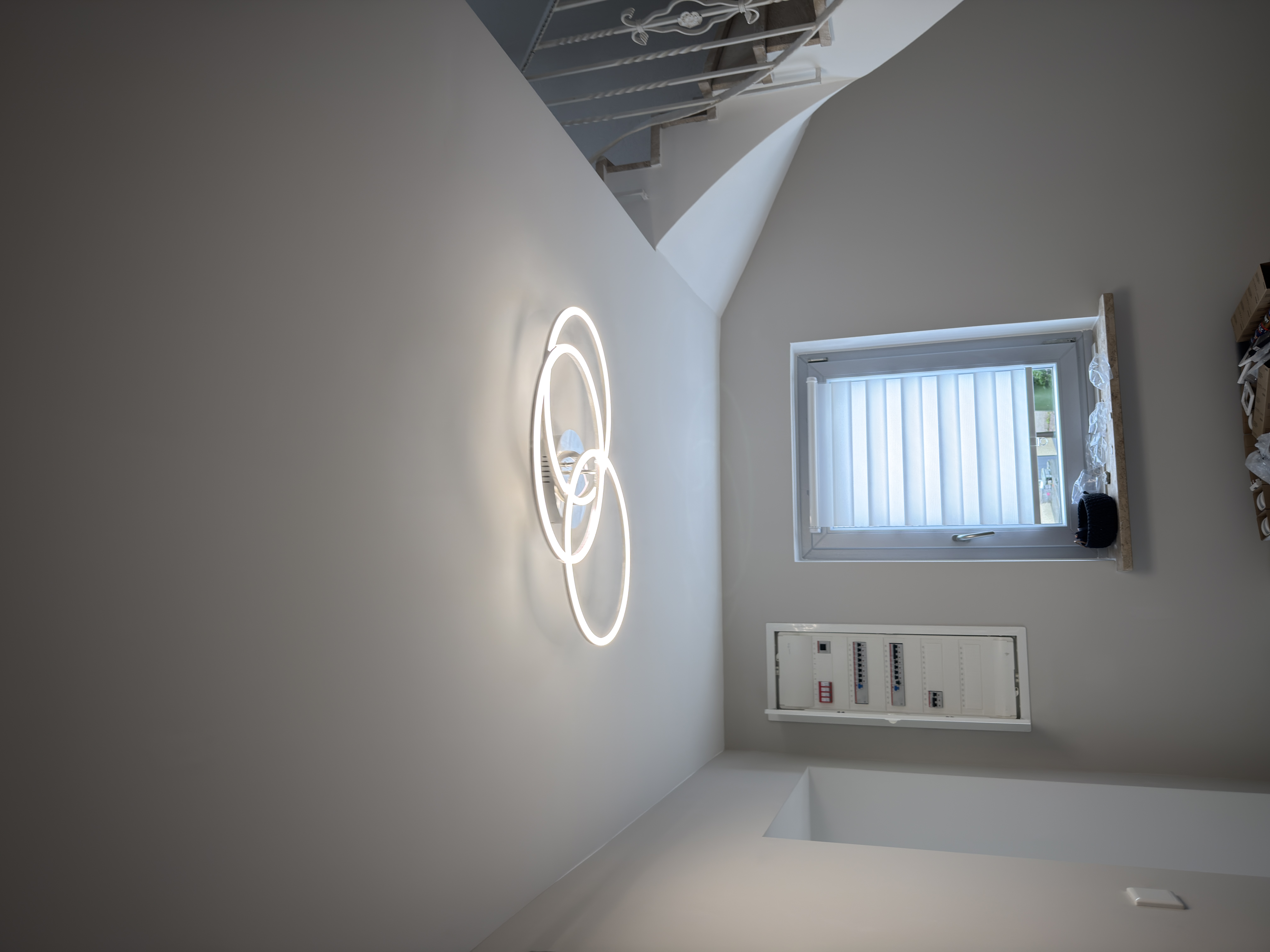 Montierte LED-Wandleuchte im Treppenhaus neben Unterverteilung